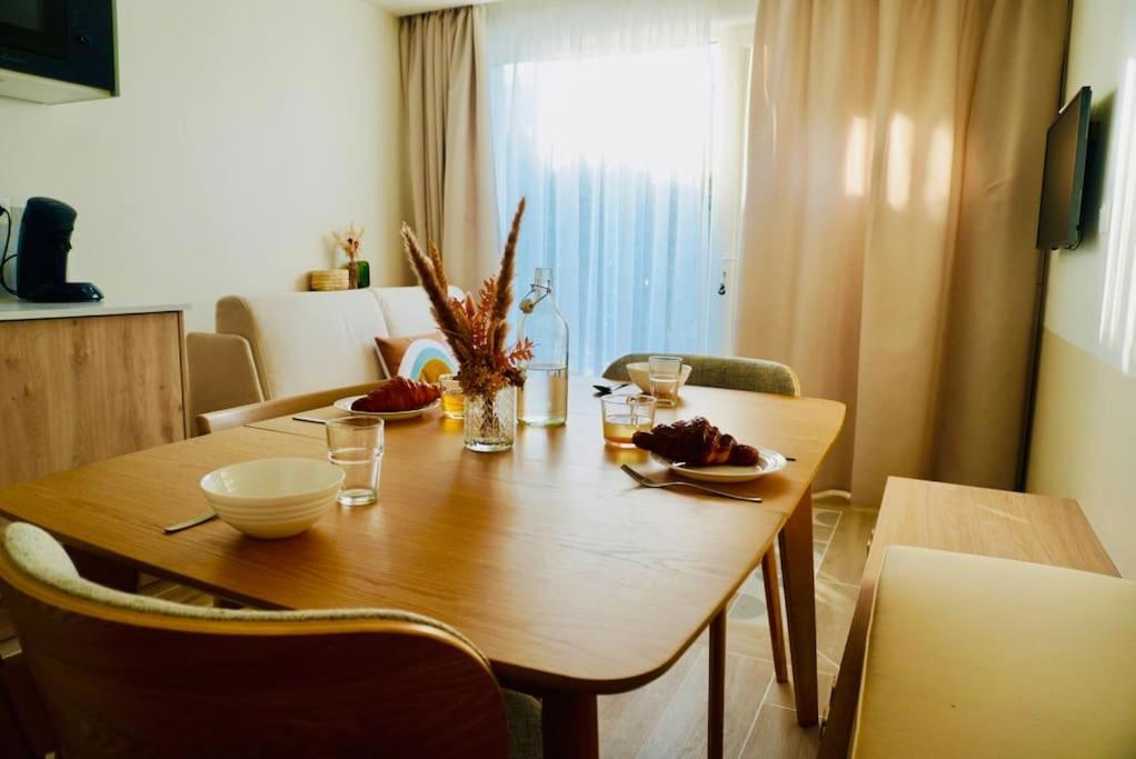 Le Bel Iris - Acces Direct Plage Apartment ชาแตเลยง-ปลาจ ภายนอก รูปภาพ