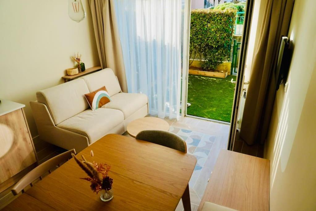 Le Bel Iris - Acces Direct Plage Apartment ชาแตเลยง-ปลาจ ภายนอก รูปภาพ
