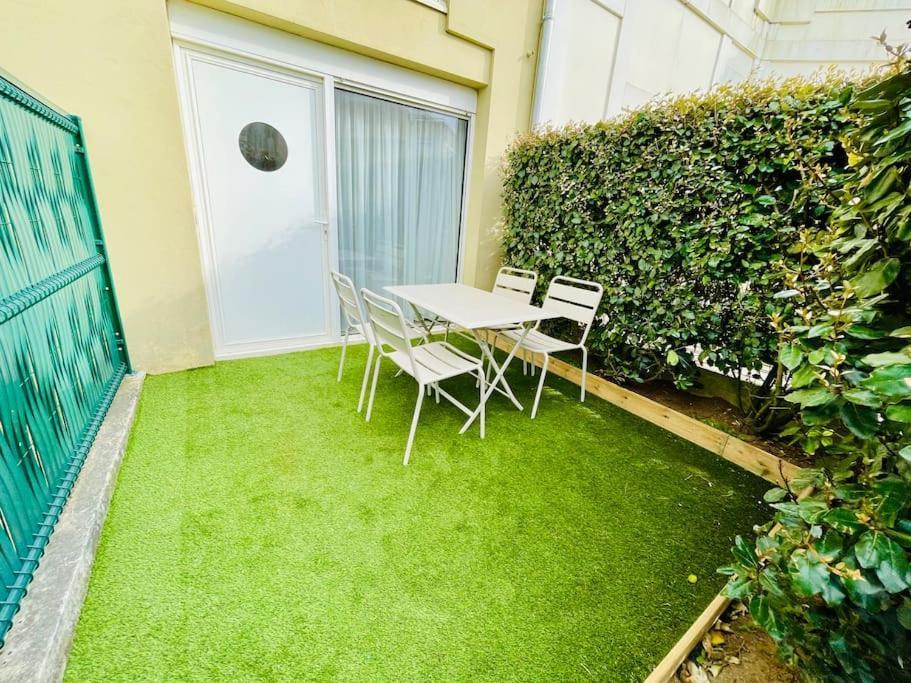 Le Bel Iris - Acces Direct Plage Apartment ชาแตเลยง-ปลาจ ภายนอก รูปภาพ